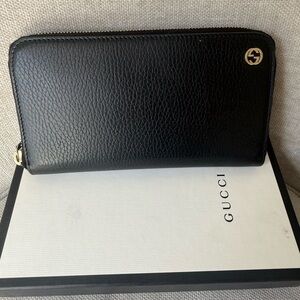 Gucci Black Textured Leather Zip Wallet